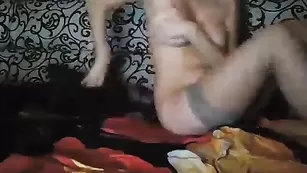 Желанная стерва -Alicia- трахает бритую писечку