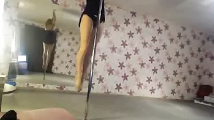 Роскошная Liludalas танцует стриптиз у шеста