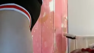 Симпатичная краля ashleybulgari вертит упругой попкой