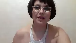 Толстенькая стерва МИЛФ трахает анал пальчиками