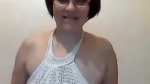 Толстенькая стерва МИЛФ трахает анал пальчиками