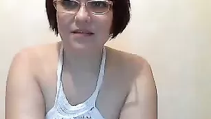 Толстенькая стерва МИЛФ трахает анал пальчиками