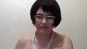 Толстенькая стерва МИЛФ трахает анал пальчиками