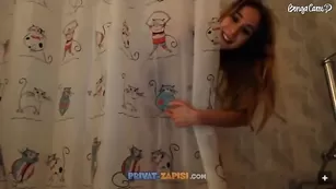 Приятная бестия SexySabotage купается в душе