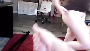 Приятная стерва petitegoddess заглатывает хуй