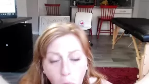Приятная стерва petitegoddess заглатывает хуй