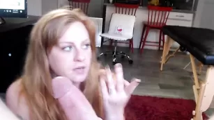 Роскошная леди сосет огромный хуй petitegoddess