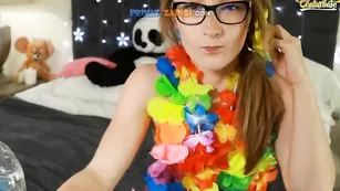 Яркая сучка hannahjames710 трахнула обе щелки