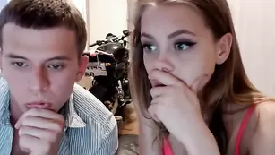 Юная красотка jessie98631 сосет и дрочит хуй