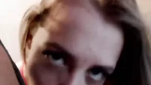 Юная красотка jessie98631 сосет и дрочит хуй