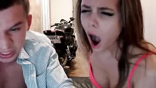 Юная красотка jessie98631 сосет и дрочит хуй