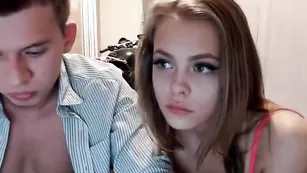 Юная красотка jessie98631 сосет и дрочит хуй