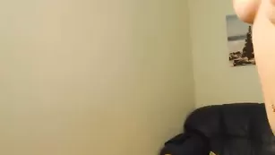 Прекрасная сучка natalinaxxx трахает киску пальчиками