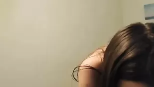 Прекрасная сучка natalinaxxx трахает киску пальчиками