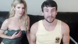 Пошлая блондинка jackplusjill исполняет минетик