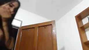 Жопастая соска dahyanlovers трахает пизду