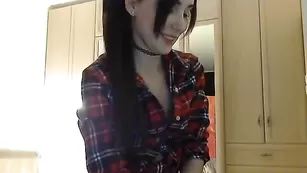 Знойная бестия ashleybulgari обнажает сексуально тело