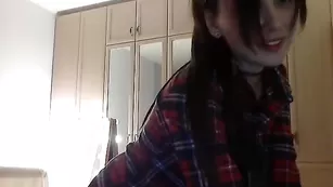 Сногсшибательная модель ashleybulgari обнажает большую попку