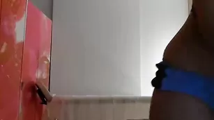 Сногсшибательная модель ashleybulgari обнажает большую попку