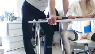 Озабоченная шкура bonnie_annd_clyde сосет хуй в офисе