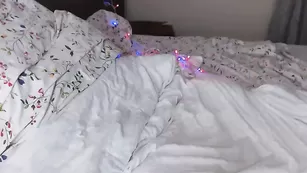 Обнаженная самка juliaiva теребит бритую киску