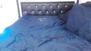 Лесбиянки easygoing1 мастурбируют бритые киски