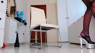 Госпожа в чулках FFFFF234 дрочит бритые дырочки