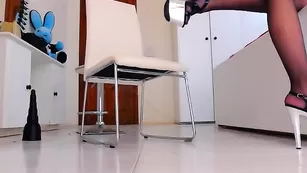 Госпожа в чулках FFFFF234 дрочит бритые дырочки