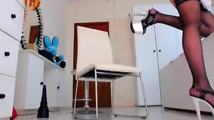 Госпожа в чулках FFFFF234 дрочит бритые дырочки