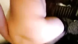 Дикая штучка Amaz0nka дрочит пизду фаллосом