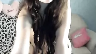 Очаровательная kissbella20 куражится в привате с фаллосом