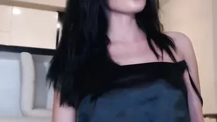 Желанная цыпочка nessalin трахает киску самотыком