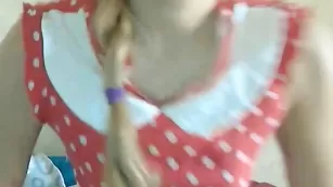 Знойная FunnyVirgin тискает киску пальчиками