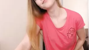 Красивая малолетка Natalie_ танцует стриптиз