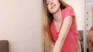 Красивая малолетка Natalie_ танцует стриптиз