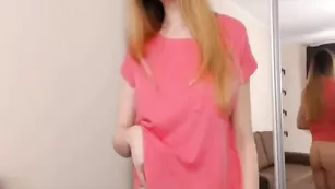 Красивая малолетка Natalie_ танцует стриптиз