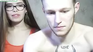 Очкастая соска DirtysjMorty отсасывает член