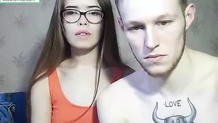 Очкастая соска DirtysjMorty отсасывает член