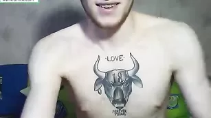 Очкастая соска DirtysjMorty отсасывает член