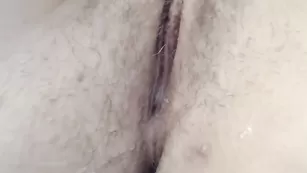 Пошлая соска FunnyVirgin трахает волосатую киску