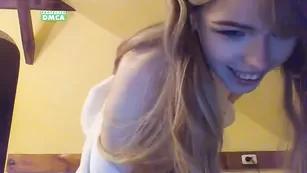 Малышка с тату honey_nicole трахает киску ловенсом