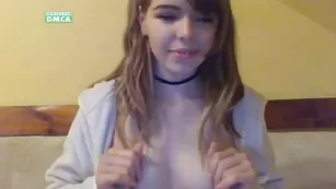 Малышка с тату honey_nicole трахает киску ловенсом