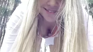 Распутные блондинки обнажаются в лесу innocentmistress