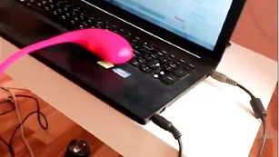 Грудастая путана трахает оба отверстия Purple_Bitch