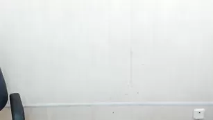 Грудастая sapfirka раздевается и дрочит пизду