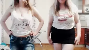 Общительные блондинки позируют во фри awesomegirl38