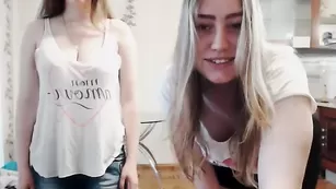 Общительные блондинки позируют во фри awesomegirl38