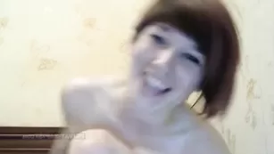 Обнаженная Sweetty-Fox трахает себя пальчиками