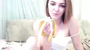 Милые цыпочки сексуально целуются Hellroom