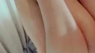 Пылкая самка Alinn1 отсосала стеклянный хуй